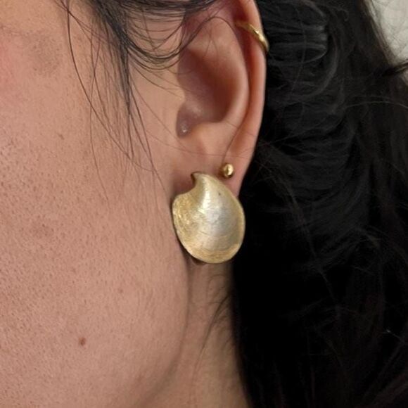 Vintage small gold tone seashell clip on earring signed Trifari - Picture 3 of 4